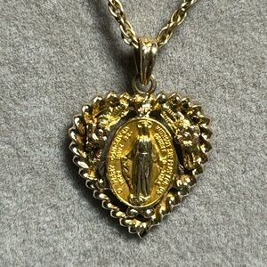 Vtg 12Kt Gold Filled Heart shaped Miraculous Mary Nibless Clasp Pendant Necklace
